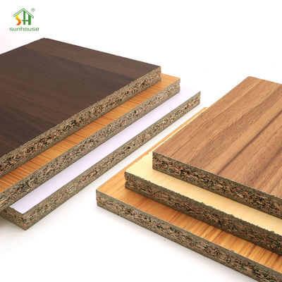 Harga yang bagus Penggunaan Dekorasi Eksterior Interior Papan Partikel Kelas E1 untuk Penggunaan Aplikasi Konstruksi Bangunan on line