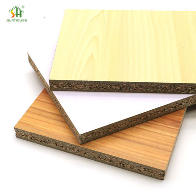 Harga yang bagus Panel Partikel Melamin Chipboard Melamin untuk Penggunaan Dekorasi Eksterior Interior on line