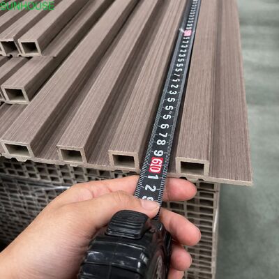 Harga yang bagus WPC Seven Hole Hollow Fluted Wall Panel Waterproof Grille Wall Cladding Board untuk dekorasi dinding interior dan eksterior on line